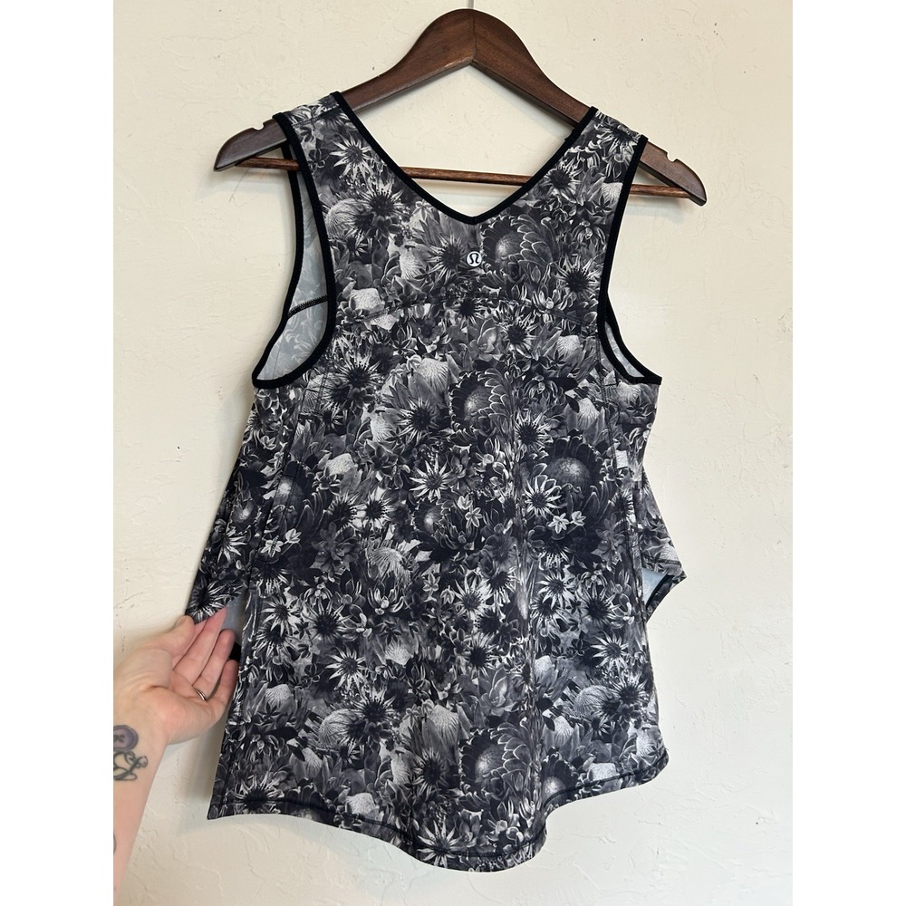 Lululemon Flowabunga Run Split Singlet Dark Floral Tank‎ M Lightweight Sporty - Picture 2 of 5